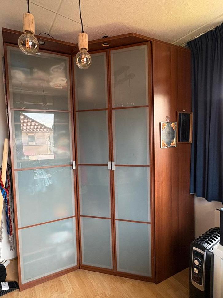 Gratis af te halen: Ikea hoekkast bruin met deuren melkglas, Huis en Inrichting, Woonaccessoires | Kamerschermen, Gebruikt, Ophalen