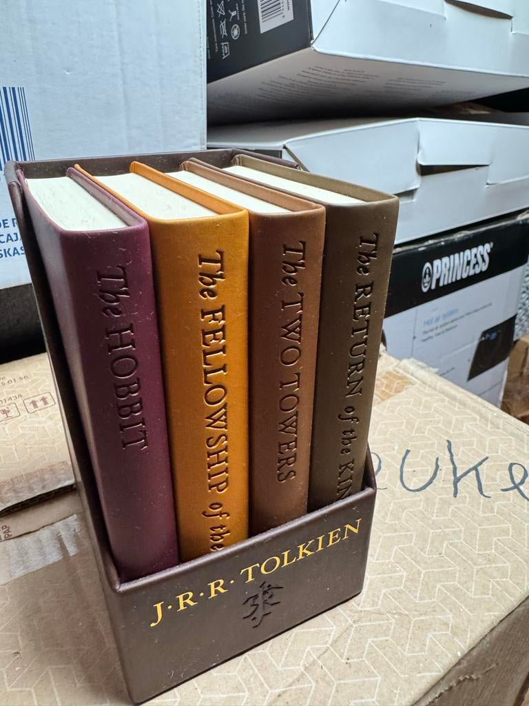 J.R.R. Tolkien Boxset: The Hobbit & The Lord of the Rings, Boeken, Ophalen, Zo goed als nieuw, Europa overig