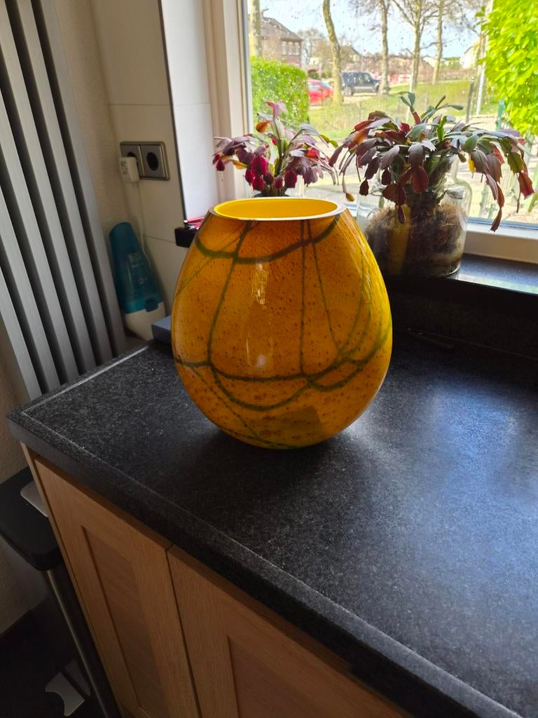 Gele glazen vaas met groen patroon, Ophalen