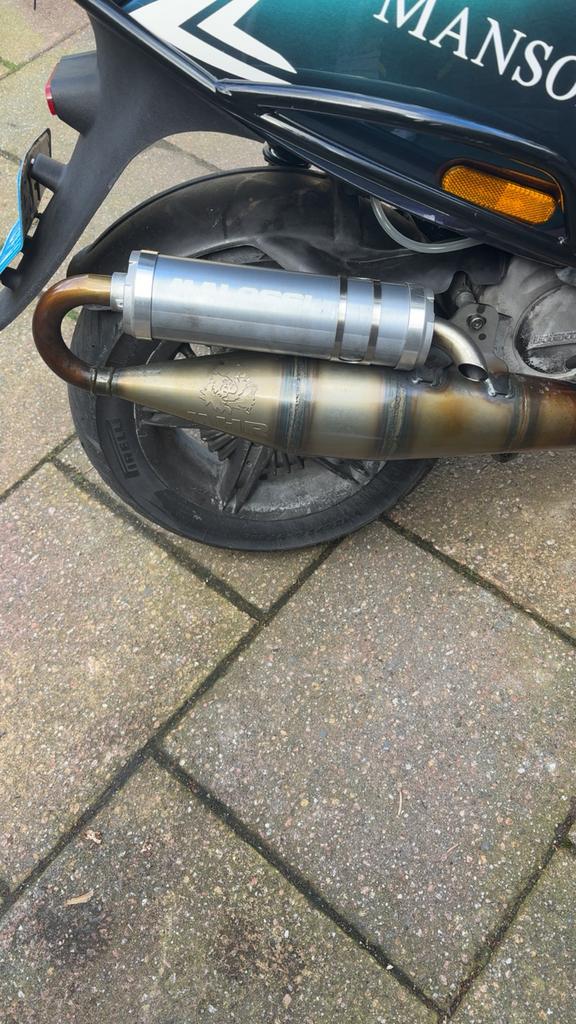 Malossi uitlaat nog geen maand oud voor 125/180, Fietsen en Brommers, Brommeronderdelen | Scooters, Ophalen of Verzenden, Zo goed als nieuw