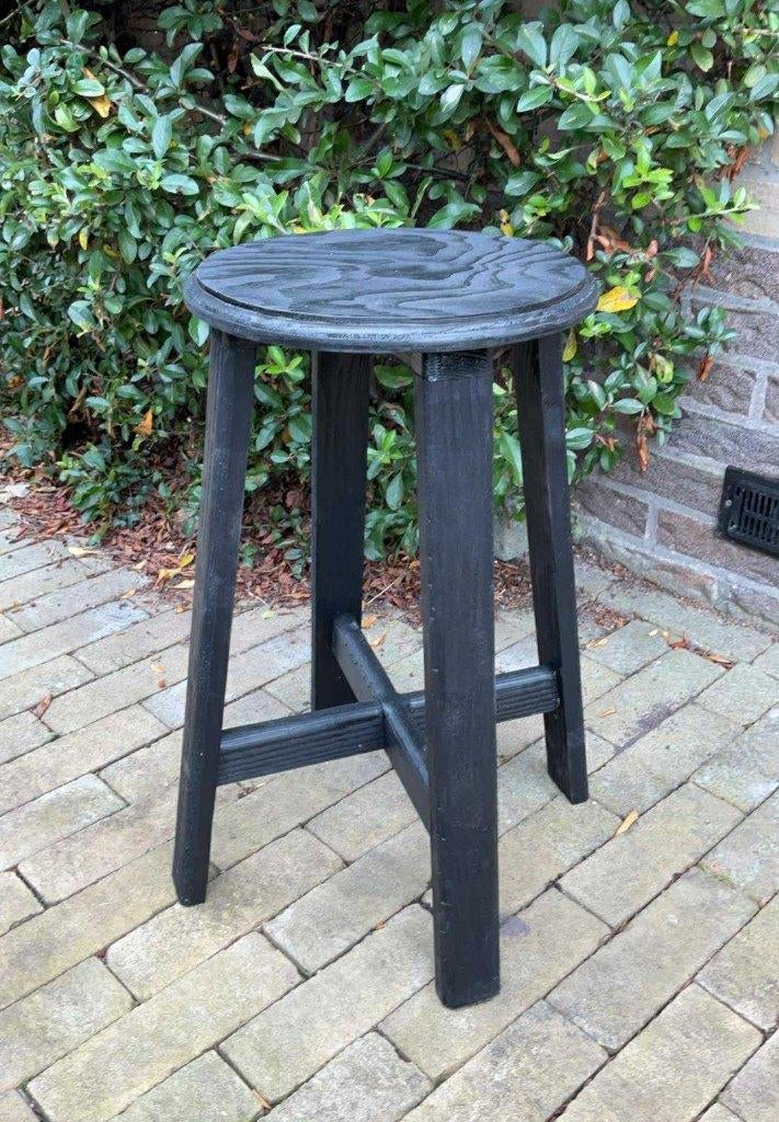 stoer zwart houten krukje, Ophalen, Zo goed als nieuw, Hout