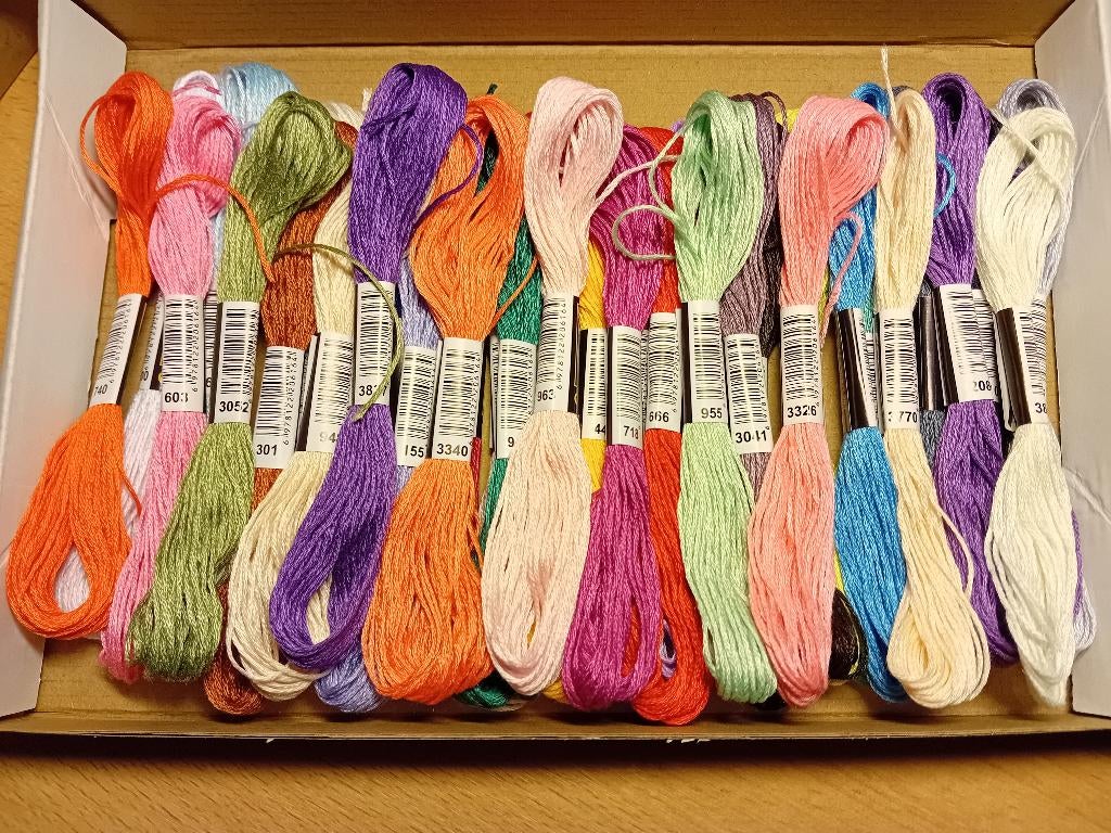 36 verschillende strengen borduurgaren., Verzenden, Nieuw, Handborduren, Borduurgaren of Zijde