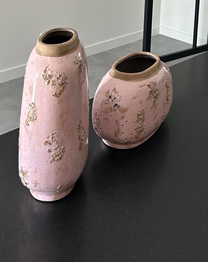 Te koop mooie bewerkte roze vazen, Huis en Inrichting, Woonaccessoires | Vazen, Overige kleuren, Ophalen of Verzenden, Minder dan 50 cm
