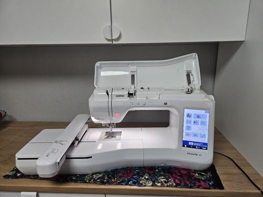 Brother Innovis V3 Naai en Borduurmachine met toebehoren, Hobby en Vrije tijd, Naaimachines en Toebehoren, Ophalen, Zo goed als nieuw