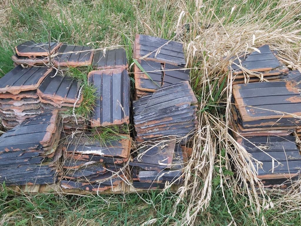 Dakpannen: Antiek 1880, klein, zwart geribbeld,, Gebruikt, Steen of Klei, Zwart, Dakpannen