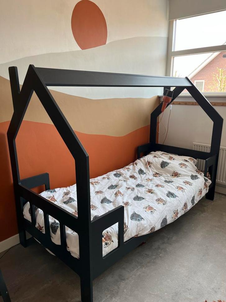 Antraciet huisbed bedhuisje 90x200, Kinderen en Baby's, Kinderkamer | Bedden, Gebruikt, 180 cm of meer, 85 tot 100 cm, Lattenbodem