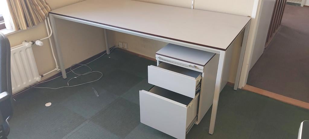 Metalen bureautafel met losse kast., Huis en Inrichting, Bureaus, Ophalen, Gebruikt