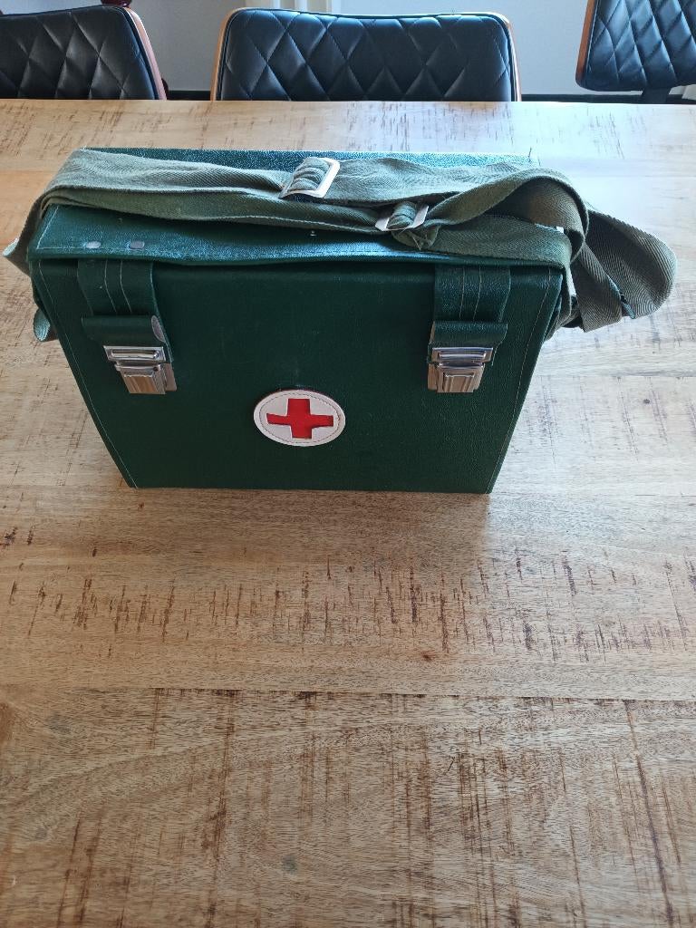 Vintage militaire, medische Rode Kruis-, EHBO , dokterstas, Ophalen of Verzenden