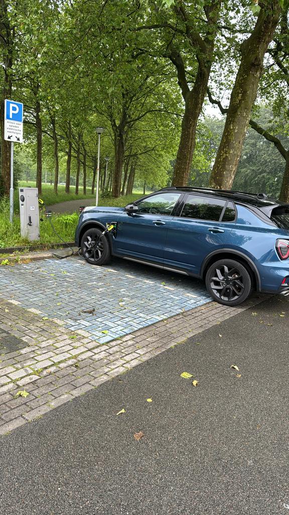 Lynk & Co 1.5TD 261pk Phev 7DCTH 2023 Blauw met BLACK pakket, Auto's, Stof, 1800 kg, Zwart, 120 €/maand
