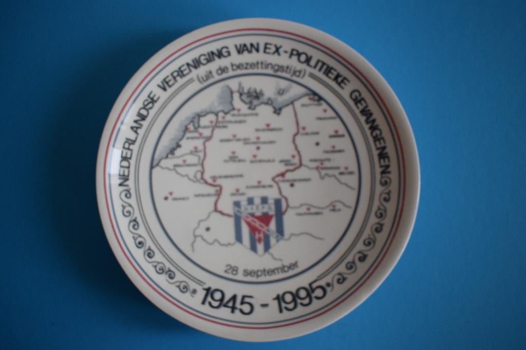 militaria bevrijding bord concentratiekampen WO-2, Verzamelen, Militaria | Tweede Wereldoorlog, Verzenden, Overige soorten, Nederland