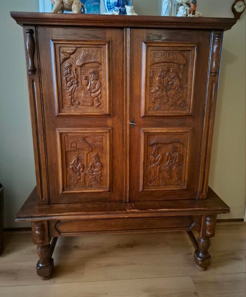 Eiken kast met houtsnijwerk - 121x149x49 cm, Antiek en Kunst, Antiek | Meubels | Kasten, Ophalen