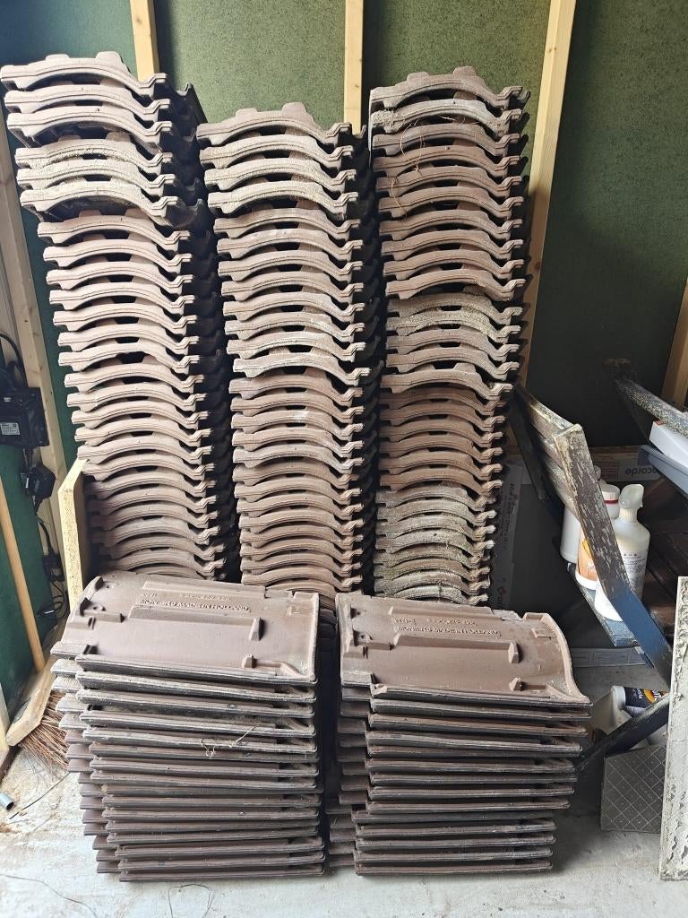 Een partij van ongeveer 150 stuks Monier 6 dakpannen, Ophalen, 10 tot 15 m², Steen of Klei, Zo goed als nieuw