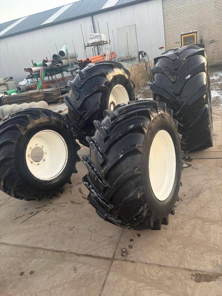 Mooie brede banden met kleine Zf steek, Ophalen of Verzenden