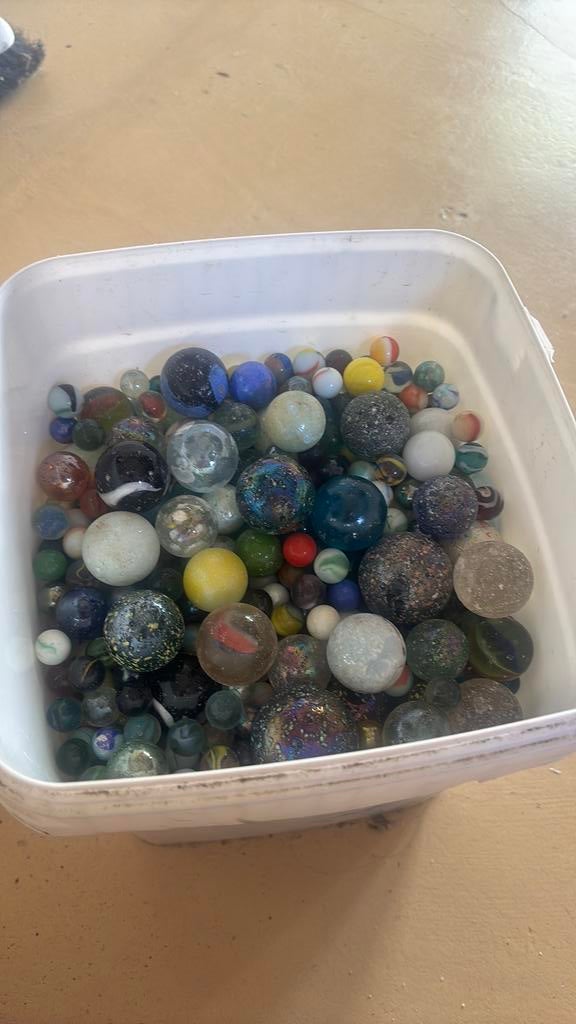 Grote bak knikkers met hele grote en kleine knikkers, Kinderen en Baby's, Speelgoed | Buiten | Los speelgoed, Ophalen, Zo goed als nieuw