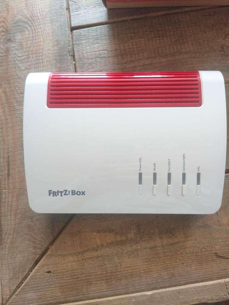 Fritzbox 7590ma met 2 Fritz 310 versterkers, Computers en Software, Routers en Modems, Ophalen of Verzenden, Zo goed als nieuw