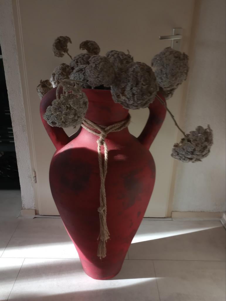 Grote rode decoratieve vaas met touw en kunstbloemen, Antiek en Kunst, Antiek | Vazen, Ophalen