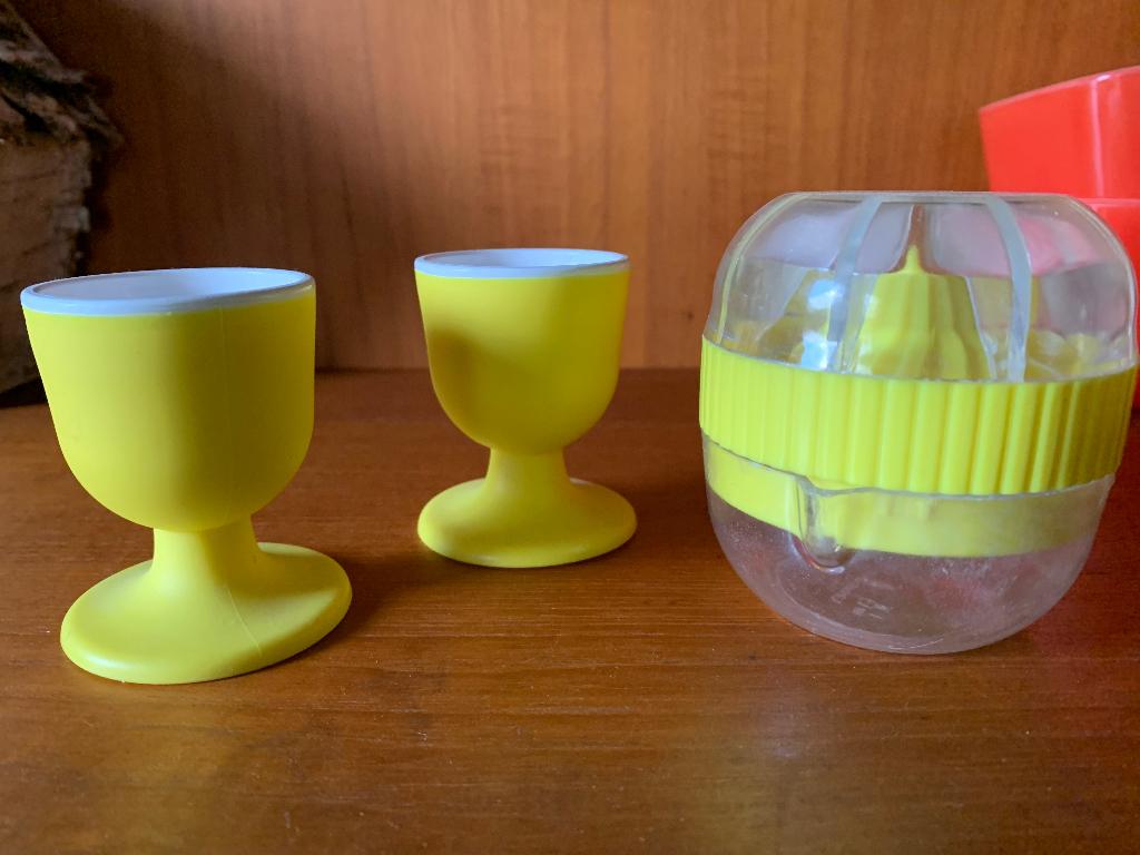 Gele citruspers met twee plastic eierdoppen, Ophalen of Verzenden, Zo goed als nieuw, Overige materialen, Overige stijlen