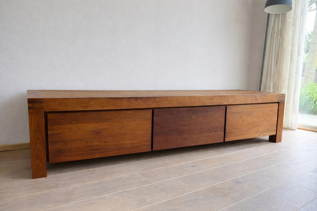 Massief noten kast, Ophalen