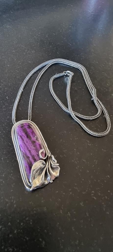 Zilveren vintage ketting met sugiliet of charoiet, Verzenden, Zo goed als nieuw, Zilver, Zilver