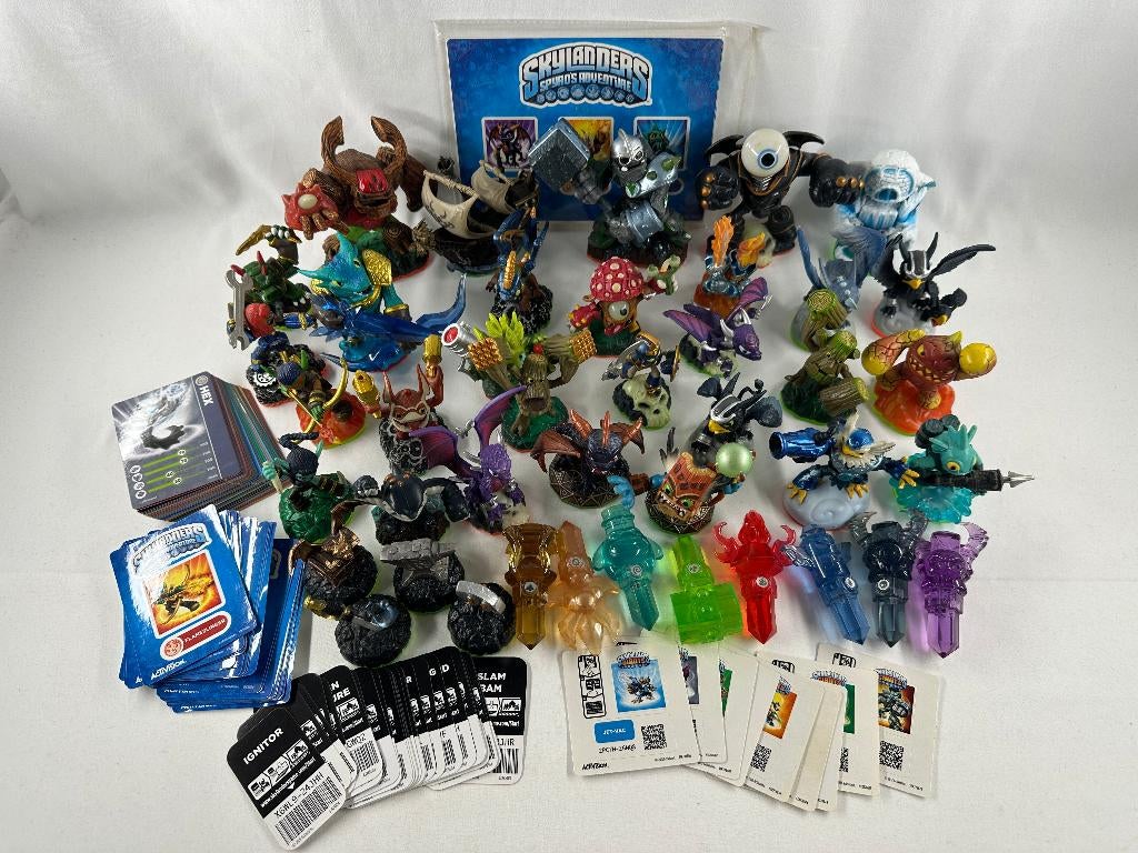 Skylanders partij 29 figuren, kaarten, stickers poster, Gebruikt, Ophalen of Verzenden, Onbekend, Onbekend