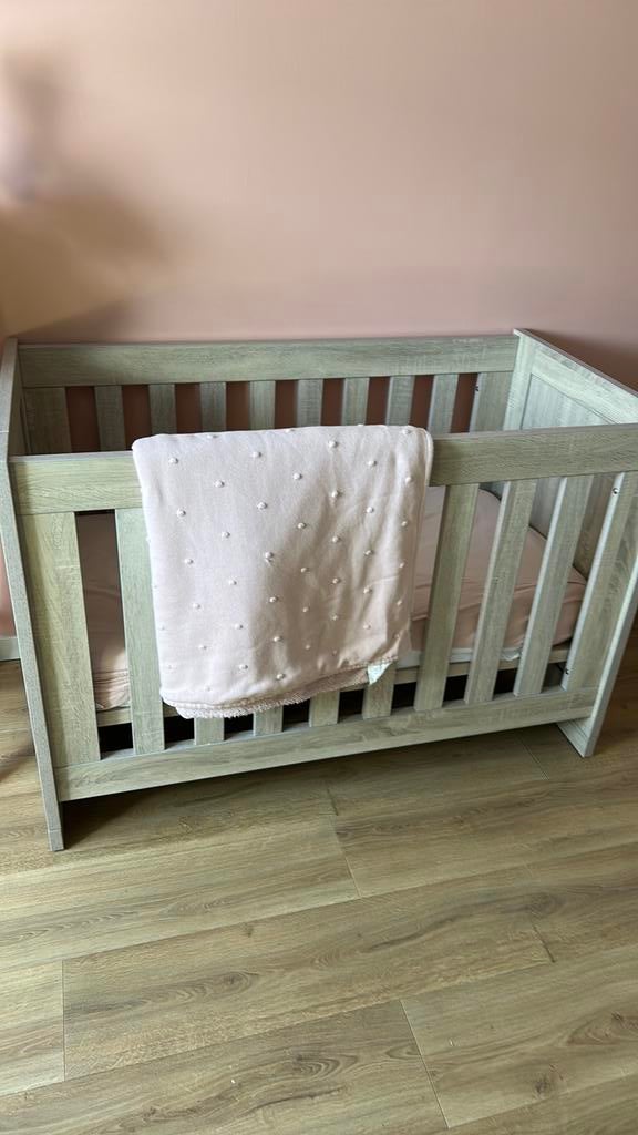 Ledikant en commode voor in de babykamer, Kinderen en Baby's, Kinderkamer | Complete kinderkamers, Ophalen, Nieuw, Jongetje of Meisje