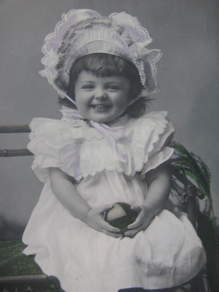 Antieke Kaart - Meisje met Witte Bonnet & Jurk met Bal, Verzenden, Voor 1920, Ongelopen, Kinderen