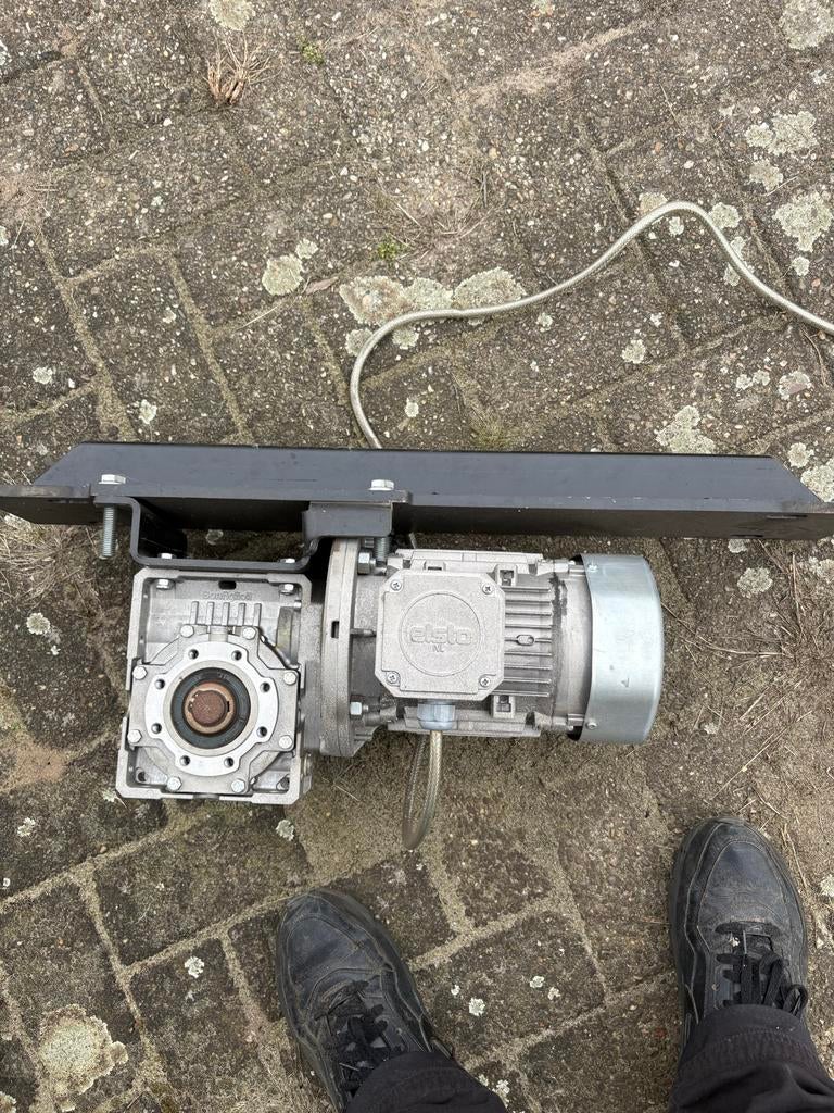 Elektromotor met vertragingskast 2 stuks €200 per stuk, Doe-het-zelf en Verbouw, Ophalen of Verzenden, Gebruikt, Elektromotor