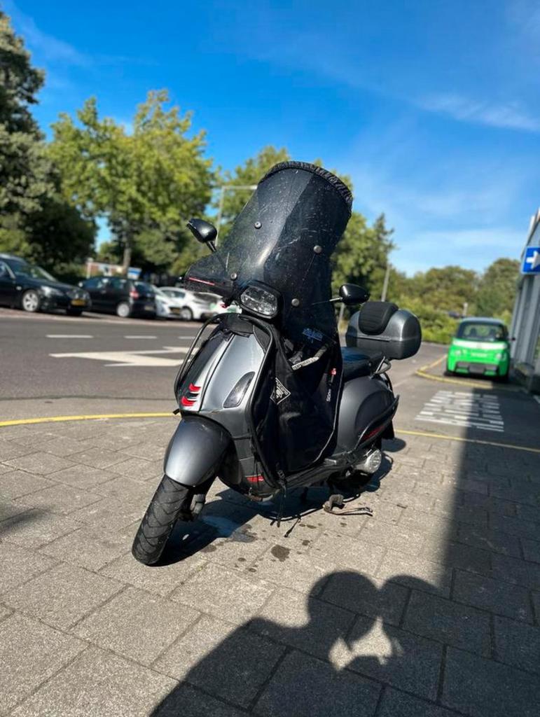 Vespa sprint 2021 (matgrijs), Fietsen en Brommers, Brommers | Vespa, Zo goed als nieuw, Overige modellen, Maximaal 45 km/u, Ophalen