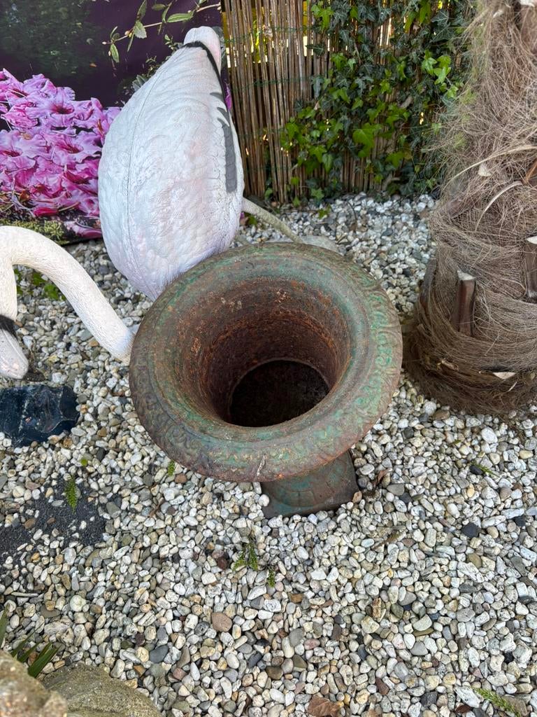 Aangeboden.  Antieke    Gietijzeren. Tuinvaas, Tuin en Terras, Tuinvazen, Ophalen, Gebruikt
