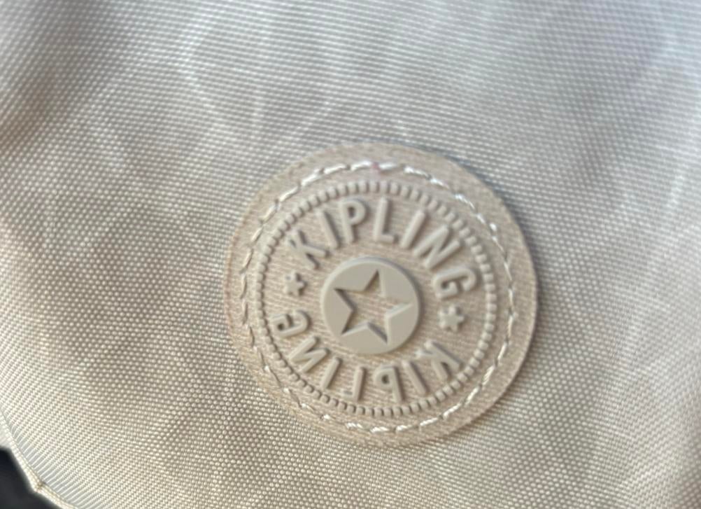 Kipling Rikka S beige Signature Emb, Ophalen, Zo goed als nieuw, Beige, Kipling