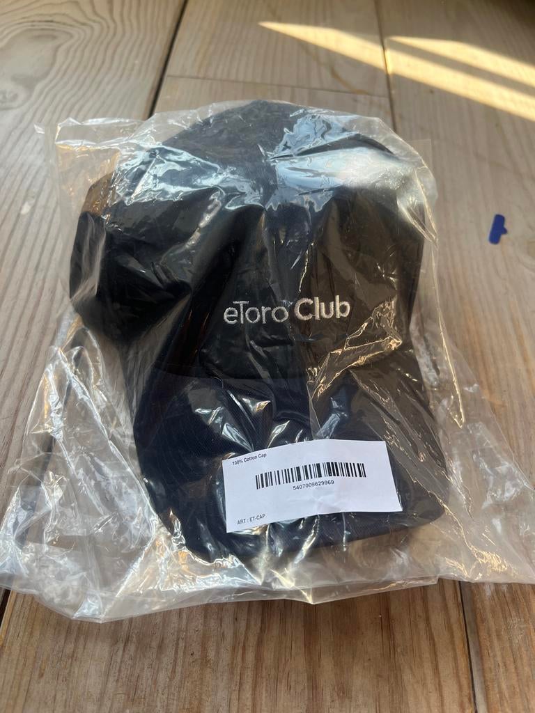 eToro Club blauwe pet - Nieuw in verpakking, Kleding | Heren, Hoeden en Petten, Ophalen of Verzenden, Nieuw, One size fits all