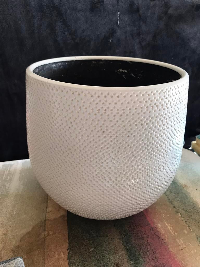 Grote bloempot bewerkt reliëf wit stevig aardewerk rond MICA, Tuin en Terras, Bloempotten, Ophalen, Rond, Aardewerk, Minder dan 40 cm