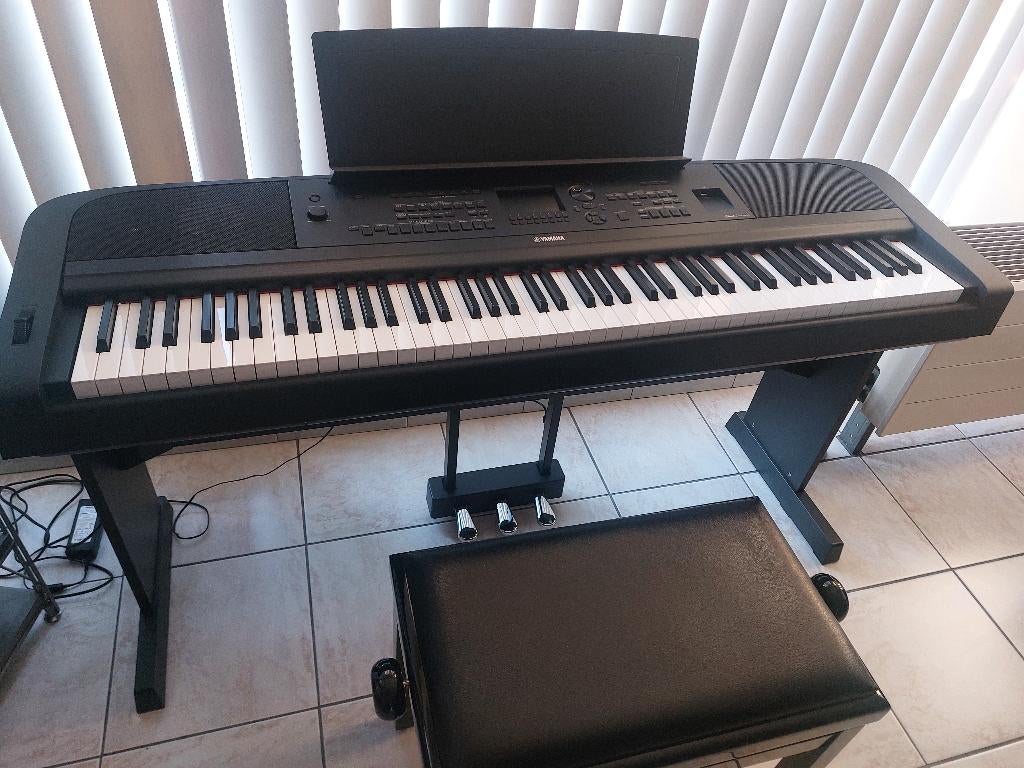 Digitale piano Yamaha DGX 670 B, Ophalen, Zwart, Digitaal, Zo goed als nieuw
