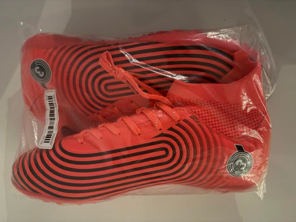Nieuwe voetbalschoenen rood met zwarte strepen, Maat XL, Schoenen, Nieuw, Ophalen of Verzenden