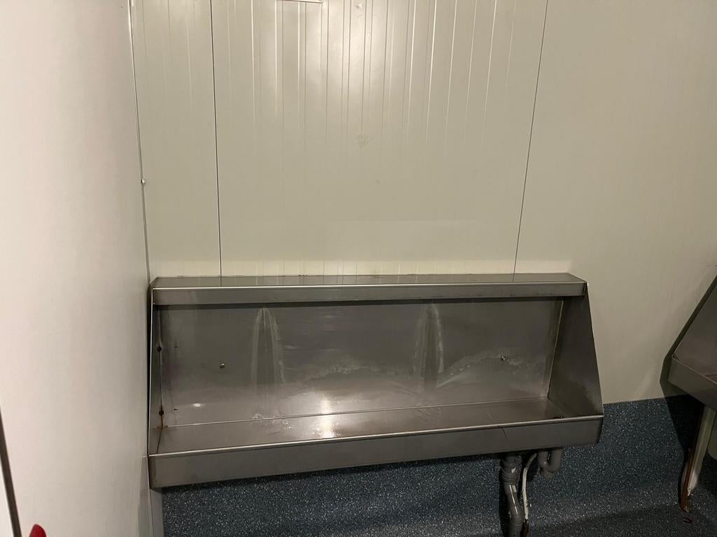 Grote toiletwagen met 4 toiletten en 2 grote urinoirs, Zakelijke goederen, Ophalen