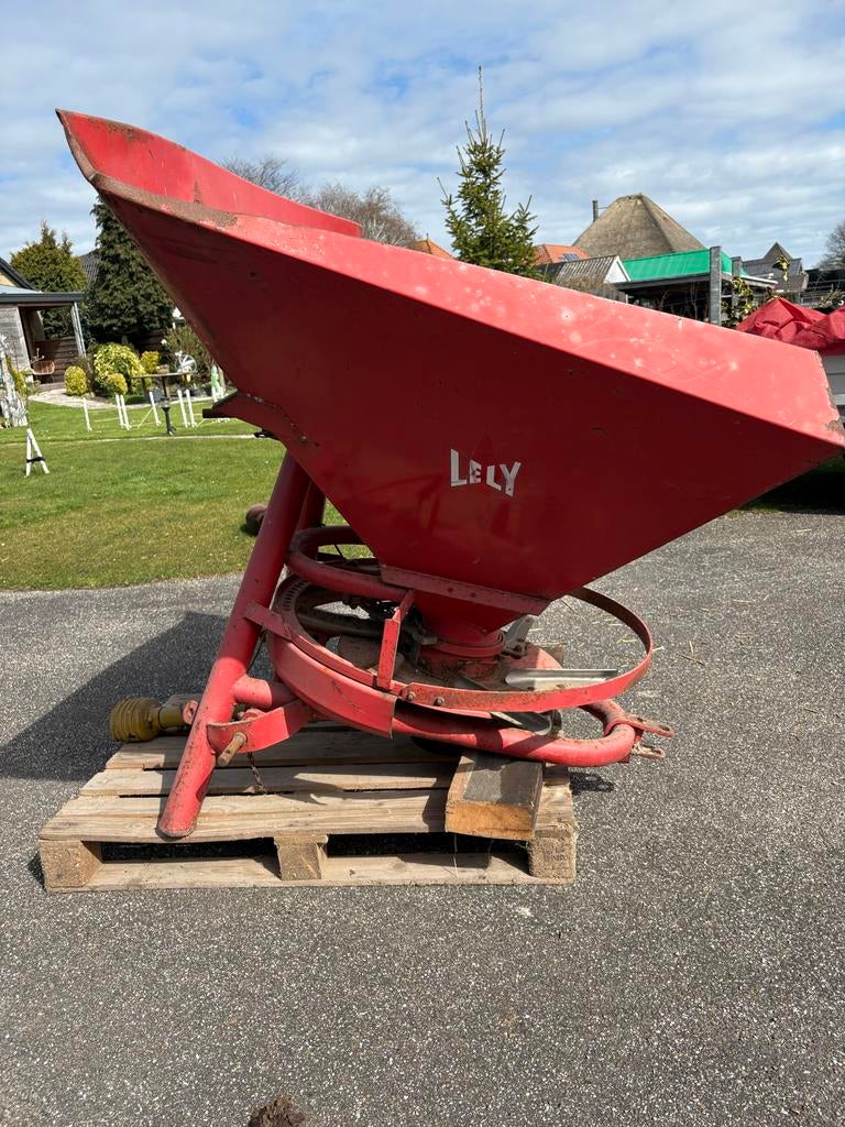 Lely kunstmeststrooier, Ophalen, Akkerbouw, Gewasbescherming en Bemesting