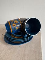 Drie blauwe kopjes en vier schoteltjes met bloemmotief, Gebruikt, Keramiek, Ophalen of Verzenden, Overige stijlen