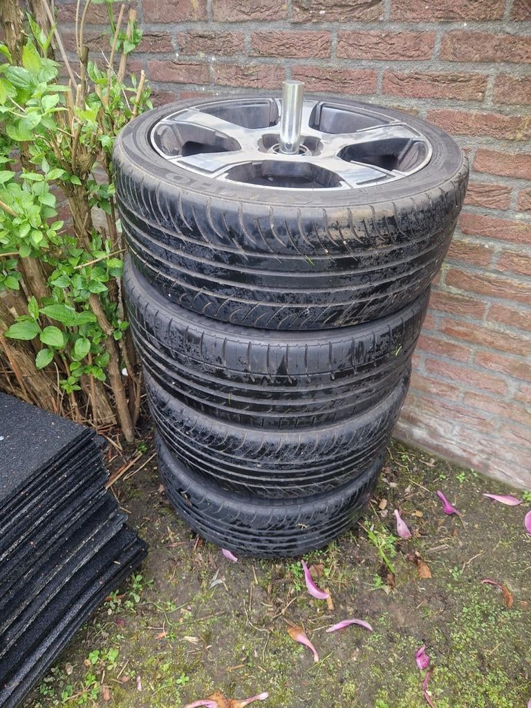 17 inch velgen met banden voor Kia Rio. (ca. 5mm profiel), Ophalen, Gebruikt, Banden en Velgen, 17 inch