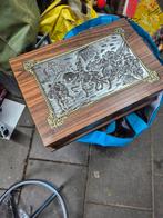 Decoratieve houten kist met metalen reliëf, Huis en Inrichting, Woonaccessoires | Kisten, Overige houtsoorten, Minder dan 50 cm