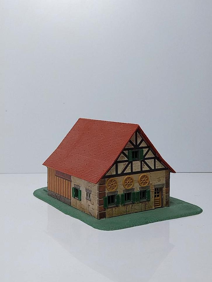 Pola N 234 Oud boerenhuis/ Eengezinswoning met Garage, Hobby en Vrije tijd, Modeltreinen | N-Spoor, Zo goed als nieuw, Brug, Tunnel of Gebouw