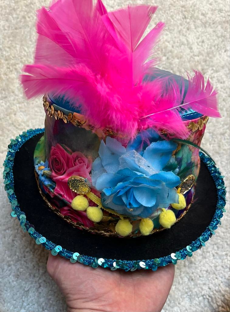 Stijlvolle en kleurrijke carnavalshoed met veren, Ophalen, Zo goed als nieuw, Carnaval, Accessoires