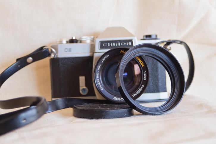 Chinon CS met Chinon 28/2.8 M42 originele zonnekap, Audio, Tv en Foto, Fotocamera's Analoog, Gebruikt, Spiegelreflex, Overige Merken