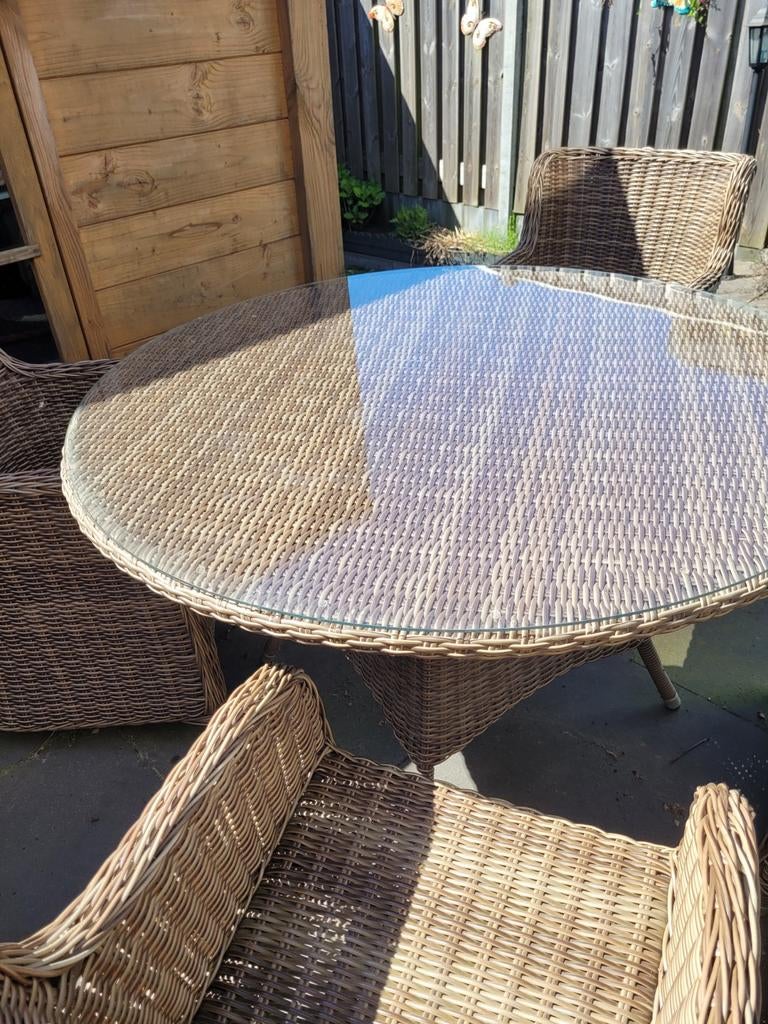 Ronde wicker buitentafel met glasplaat - Ø 130cm, Tuin en Terras, Tuintafels, Ophalen of Verzenden, Zo goed als nieuw, Rond, Wicker