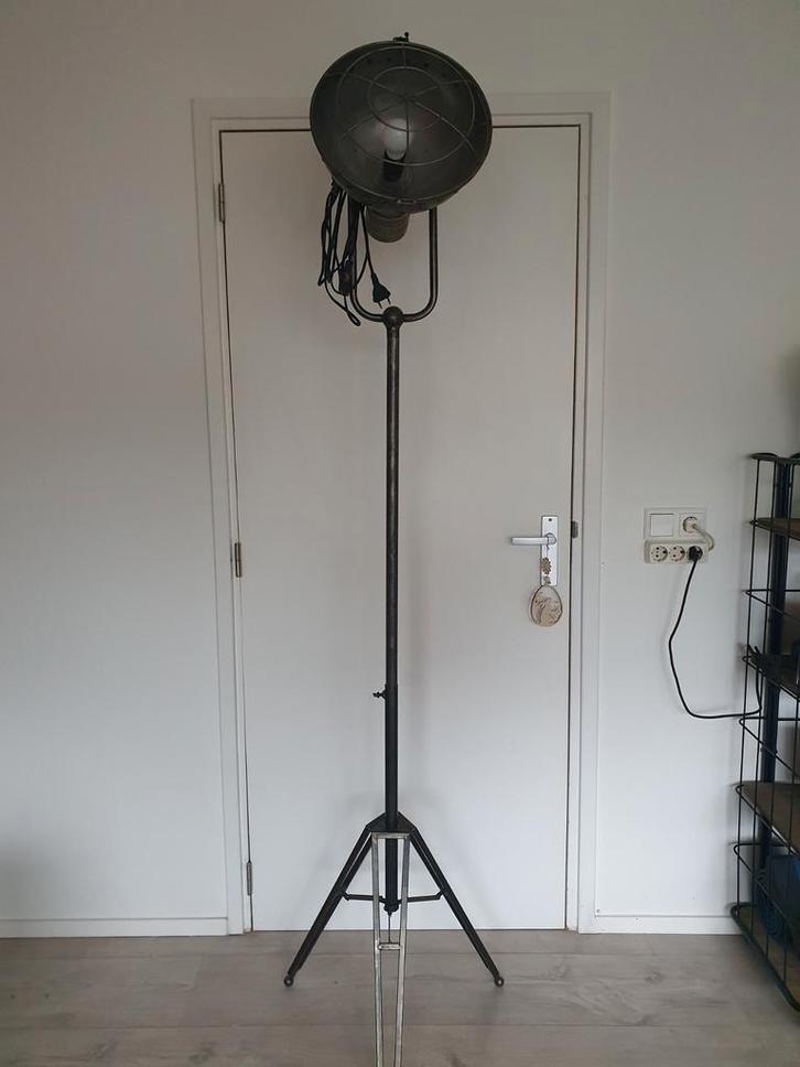 Vintage industriële vloerlamp op statief - Eyecatcher, Huis en Inrichting, Lampen | Vloerlampen, Gebruikt, 150 tot 200 cm, Metaal
