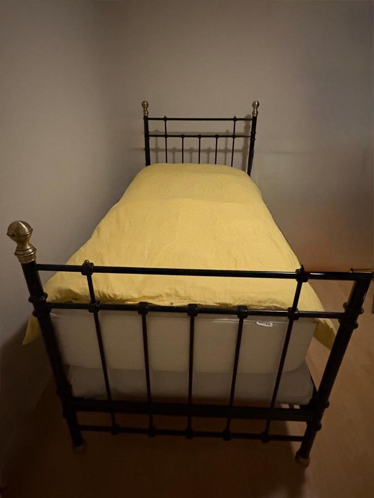 Eènpersoonsbed zwart met goud + lattenbodem, Ophalen, 90 cm, Eenpersoons, Zwart