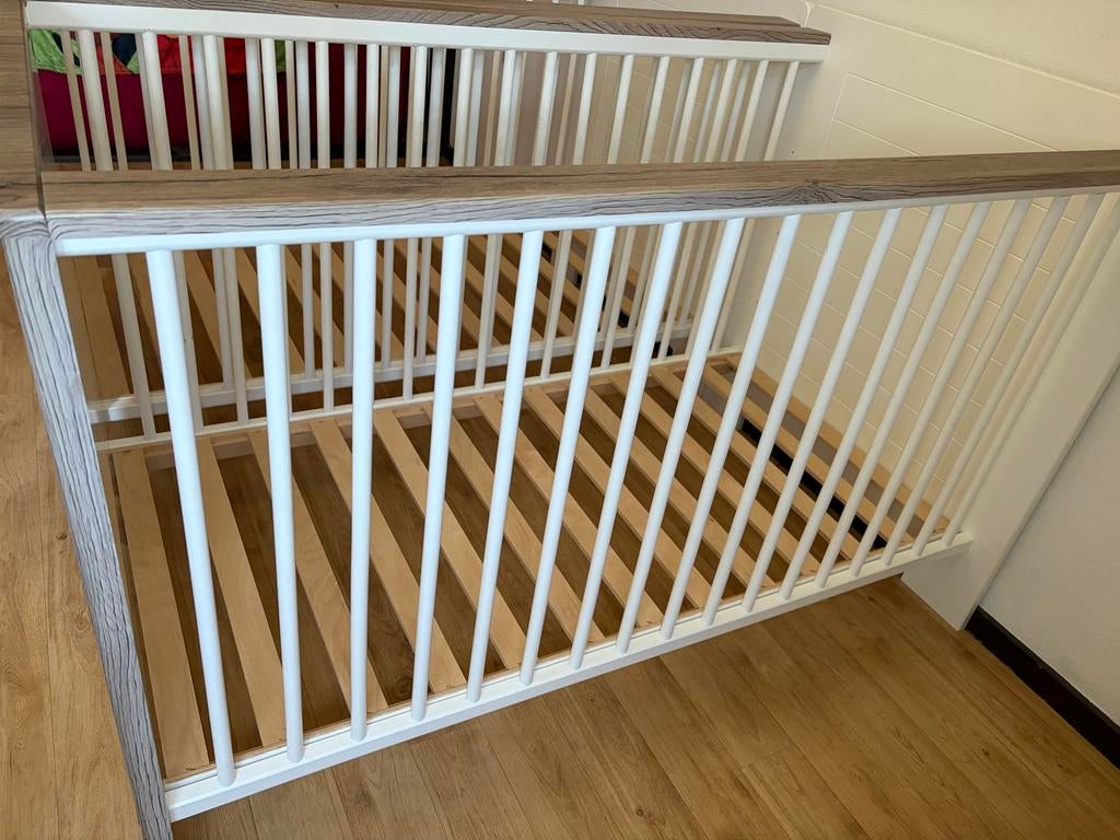 Twee Ledikanten - Wit met Houtaccenten, Ophalen, Zo goed als nieuw, Ledikant