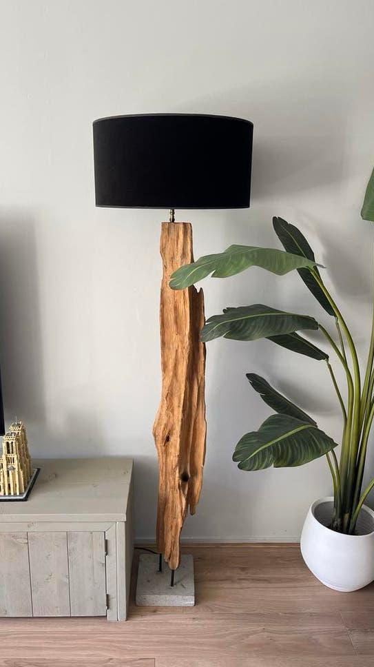 Houten / boomstam vloerlamp met zwarte velvet kap, Huis en Inrichting, Lampen | Vloerlampen, Ophalen, Zo goed als nieuw, Hout