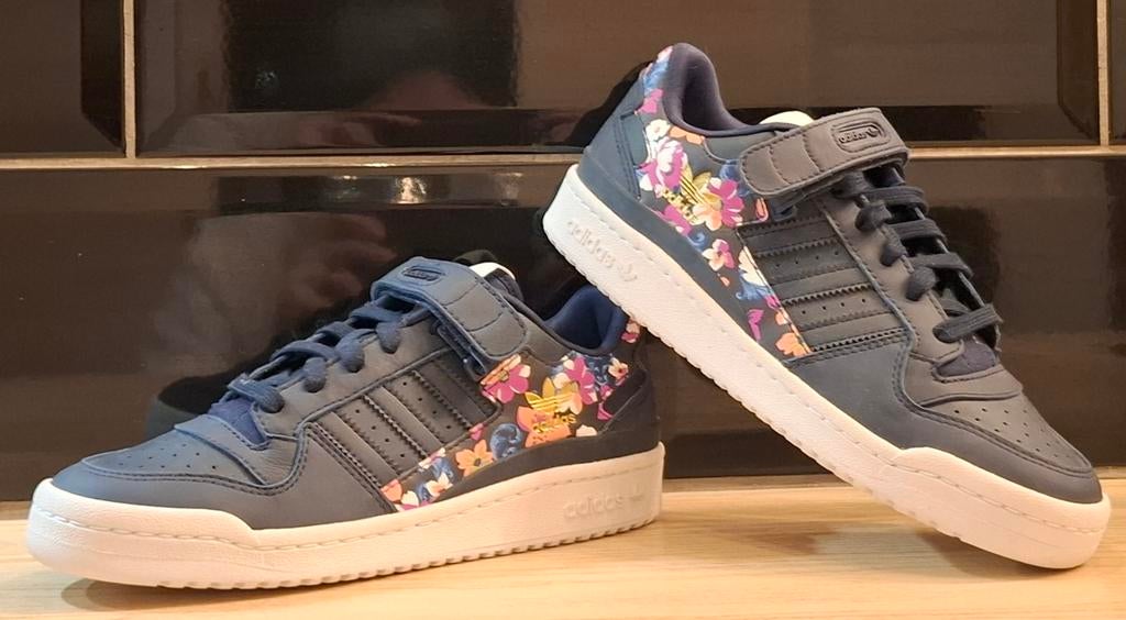 SAMPLE - Adidas Forum Low "Floral", maat 38 2/3, Kleding | Dames, Schoenen, Nieuw, Sneakers of Gympen, Verzenden, Blauw