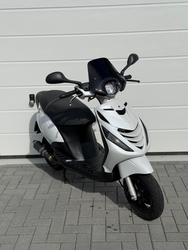 Piaggio zip 50cc 2019 nieuwstaat, Fietsen en Brommers, Scooters | Piaggio, Ophalen, Zip, Zo goed als nieuw, Benzine