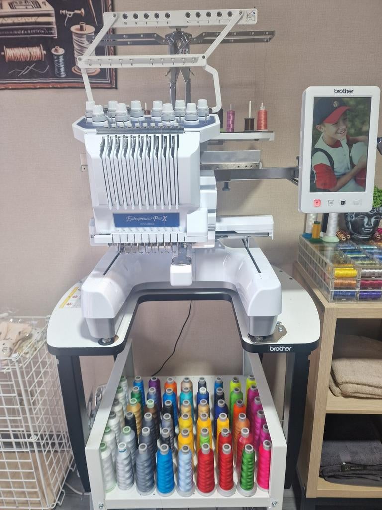 Brother PR1055X borduurmachine+bomvolle extra's, Ophalen, Zo goed als nieuw, Borduurmachine